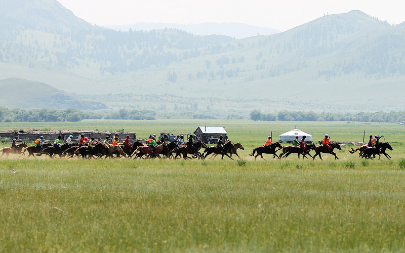 Things-to-do-in-Mongolia-watching-horse-race